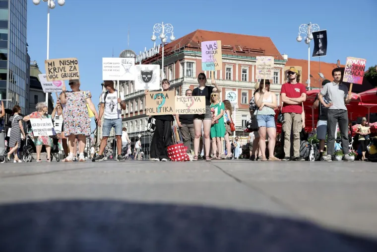 Jedni kleče, drugi bubnjaju! Stigla je ta subota u mjesecu, pogledajte sukob dvije Hrvatske