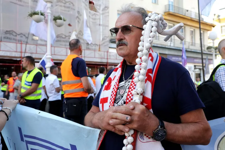 Jedni kleče, drugi bubnjaju! Stigla je ta subota u mjesecu, pogledajte sukob dvije Hrvatske