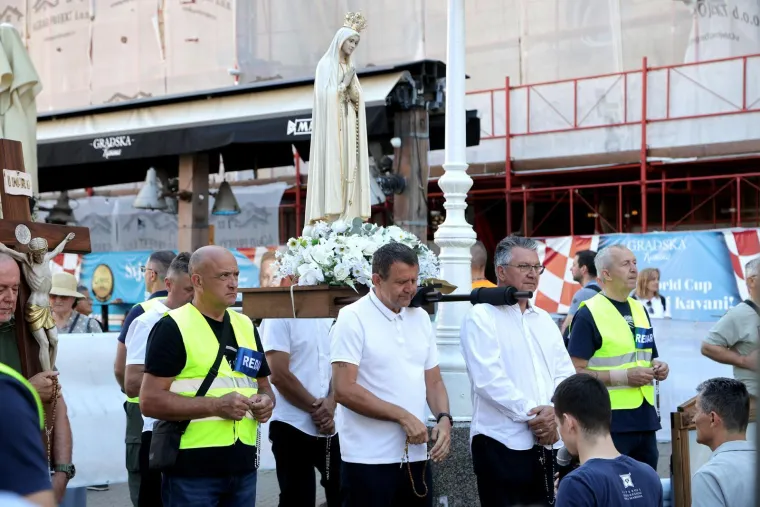 Jedni kleče, drugi bubnjaju! Stigla je ta subota u mjesecu, pogledajte sukob dvije Hrvatske