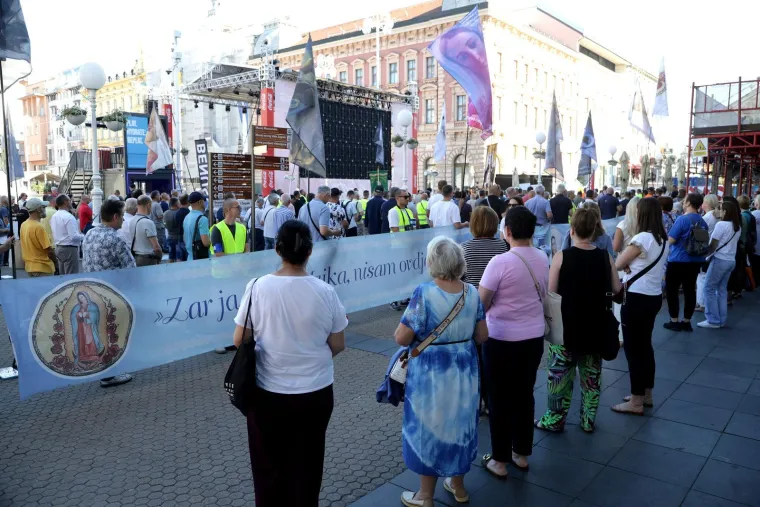 Jedni kleče, drugi bubnjaju! Stigla je ta subota u mjesecu, pogledajte sukob dvije Hrvatske