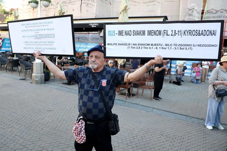 Jedni kleče, drugi bubnjaju! Stigla je ta subota u mjesecu, pogledajte sukob dvije Hrvatske
