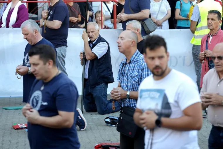 Jedni kleče, drugi bubnjaju! Stigla je ta subota u mjesecu, pogledajte sukob dvije Hrvatske