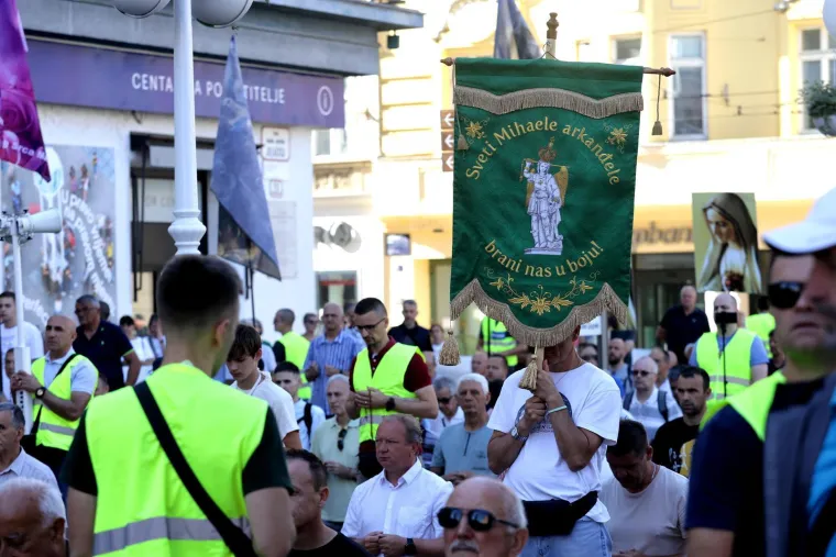 Jedni kleče, drugi bubnjaju! Stigla je ta subota u mjesecu, pogledajte sukob dvije Hrvatske