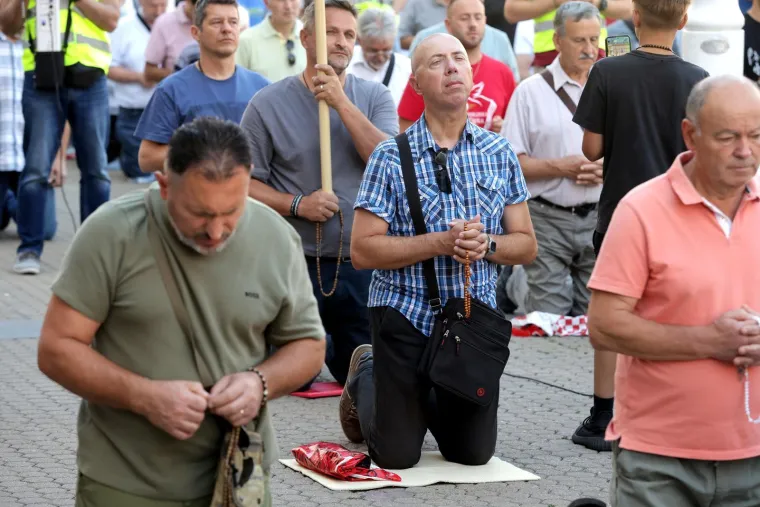 Jedni kleče, drugi bubnjaju! Stigla je ta subota u mjesecu, pogledajte sukob dvije Hrvatske