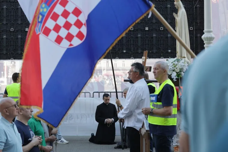 Jedni kleče, drugi bubnjaju! Stigla je ta subota u mjesecu, pogledajte sukob dvije Hrvatske