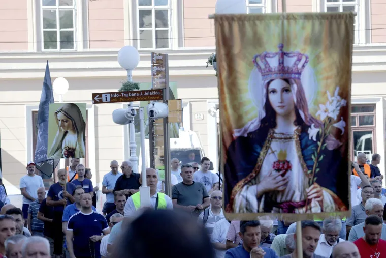 Jedni kleče, drugi bubnjaju! Stigla je ta subota u mjesecu, pogledajte sukob dvije Hrvatske