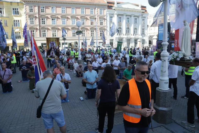 Jedni kleče, drugi bubnjaju! Stigla je ta subota u mjesecu, pogledajte sukob dvije Hrvatske