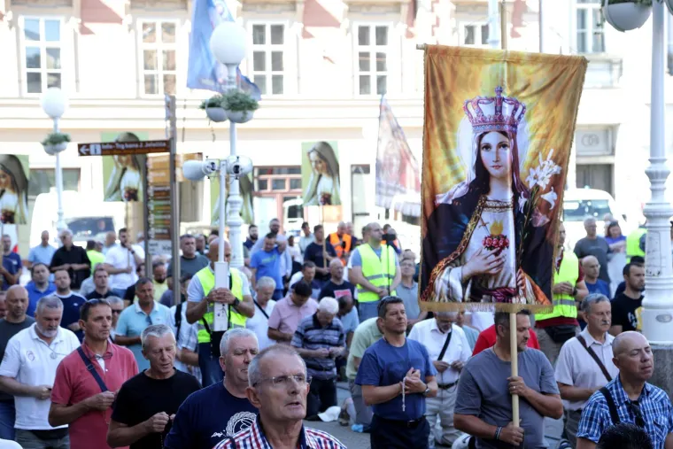 Jedni kleče, drugi bubnjaju! Stigla je ta subota u mjesecu, pogledajte sukob dvije Hrvatske