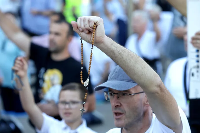 Jedni kleče, drugi bubnjaju! Stigla je ta subota u mjesecu, pogledajte sukob dvije Hrvatske