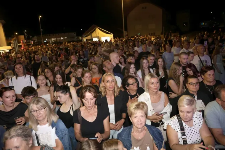 Jelena Rozga održala koncert za pamćenje, publika u potpunom transu plesala do kasnih sati