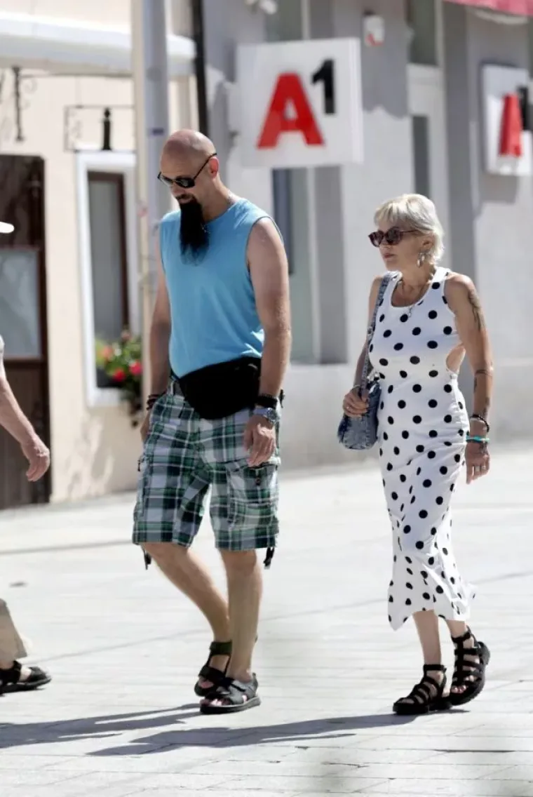 &Scaron;etnja &scaron;picom pretvorila se u spektakl: Brineta s besprijekornim nogama postala magnet za poglede