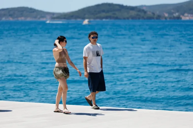 Mini suknje i vruće hlačice zavladale Zadrom: Dame pokazale vitke noge u prvom srpanjskom điru