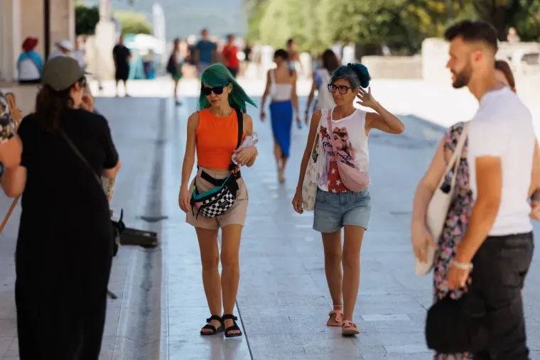 Mini suknje i vruće hlačice zavladale Zadrom: Dame pokazale vitke noge u prvom srpanjskom điru