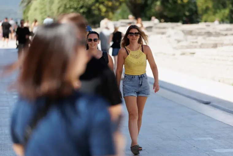 Mini suknje i vruće hlačice zavladale Zadrom: Dame pokazale vitke noge u prvom srpanjskom điru