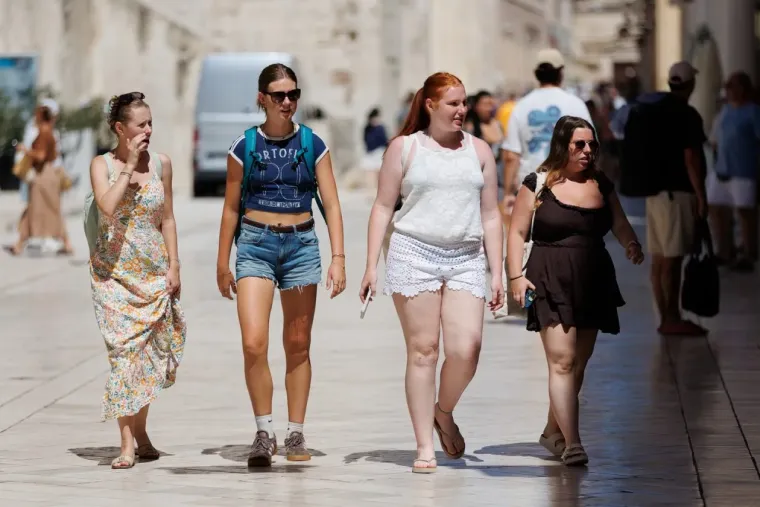 Mini suknje i vruće hlačice zavladale Zadrom: Dame pokazale vitke noge u prvom srpanjskom điru