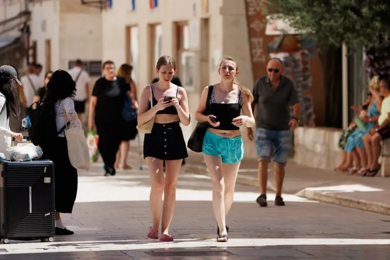 Mini suknje i vruće hlačice zavladale Zadrom: Dame pokazale vitke noge u prvom srpanjskom điru