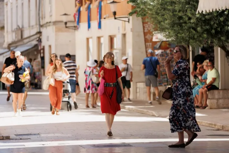 Mini suknje i vruće hlačice zavladale Zadrom: Dame pokazale vitke noge u prvom srpanjskom điru