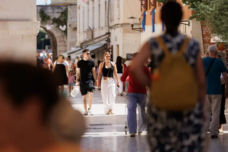 Mini suknje i vruće hlačice zavladale Zadrom: Dame pokazale vitke noge u prvom srpanjskom điru