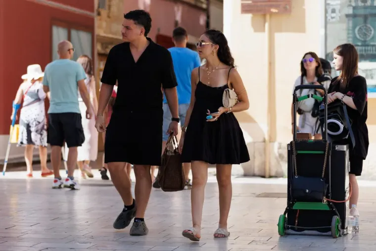 Mini suknje i vruće hlačice zavladale Zadrom: Dame pokazale vitke noge u prvom srpanjskom điru