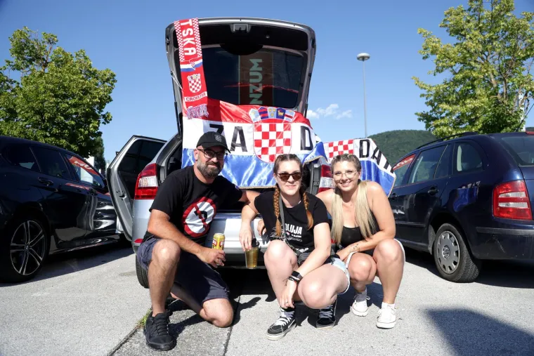 Fanovi okupirali Zapre&scaron;ić: Ovako izgleda atmosfera uoči večera&scaron;njeg Thompsonovog koncerta