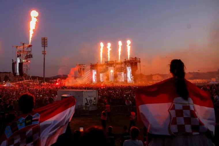 Thompson zapalio Zapre&scaron;ić: Koncert otvorio spektakularnim vatrometom