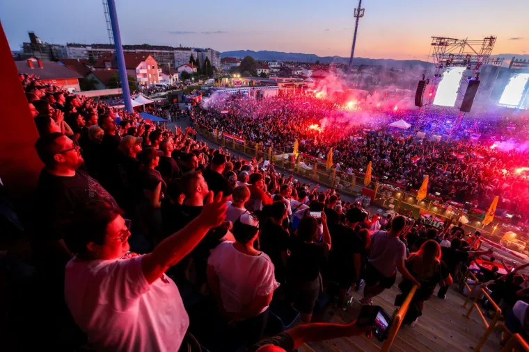 Thompson zapalio Zapre&scaron;ić: Koncert otvorio spektakularnim vatrometom