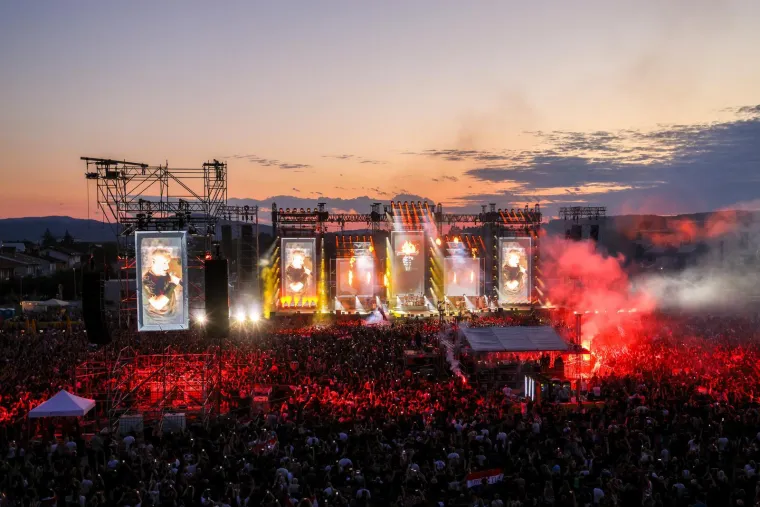 Thompson zapalio Zapre&scaron;ić: Koncert otvorio spektakularnim vatrometom