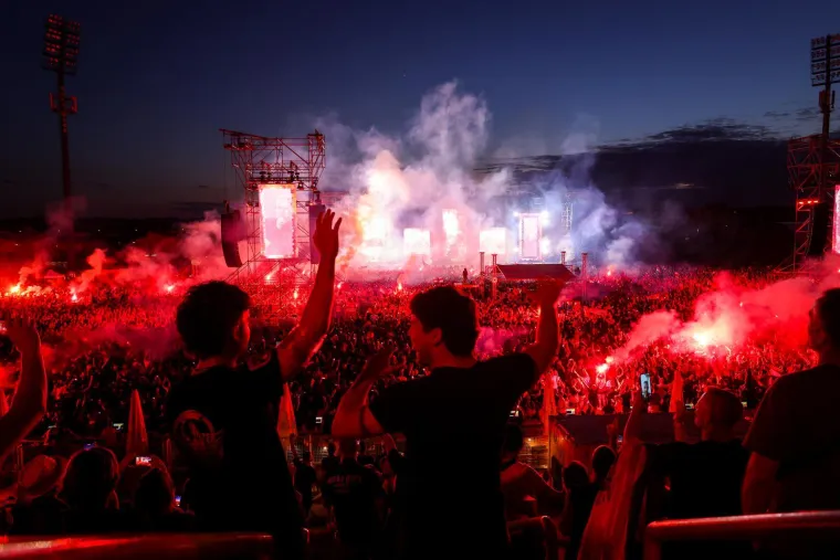 Thompson zapalio Zapre&scaron;ić: Koncert otvorio spektakularnim vatrometom
