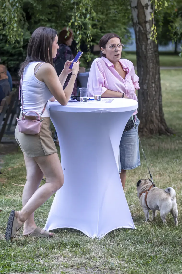 Legice zablistale na Sofi: Plavokosa ljepotica u zebrastoj haljini privlačila poglede