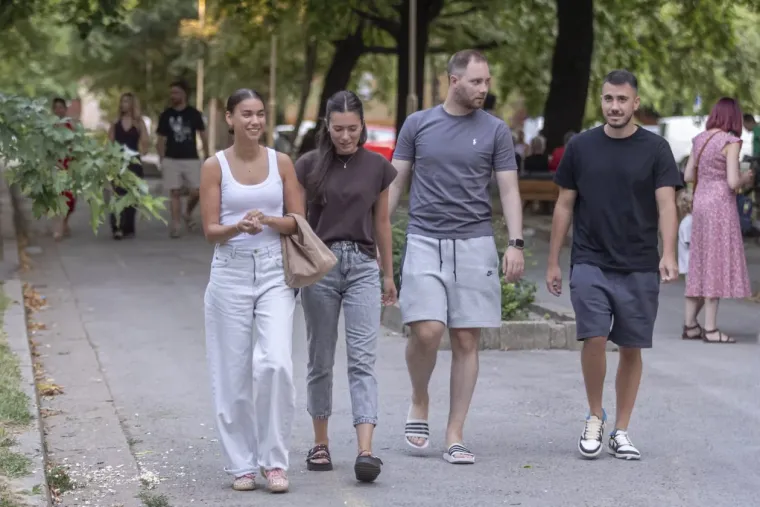 Legice zablistale na Sofi: Plavokosa ljepotica u zebrastoj haljini privlačila poglede