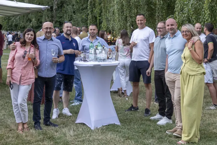 Legice zablistale na Sofi: Plavokosa ljepotica u zebrastoj haljini privlačila poglede