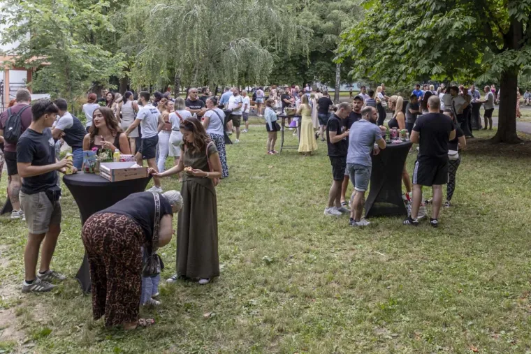 Legice zablistale na Sofi: Plavokosa ljepotica u zebrastoj haljini privlačila poglede