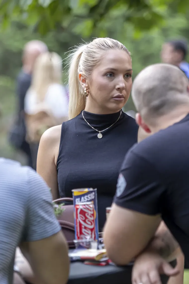 Legice zablistale na Sofi: Plavokosa ljepotica u zebrastoj haljini privlačila poglede