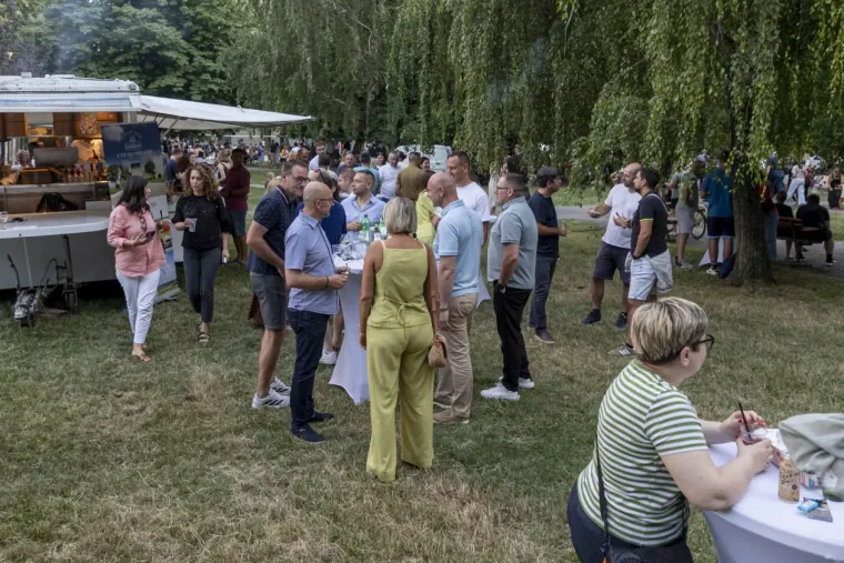 Legice zablistale na Sofi: Plavokosa ljepotica u zebrastoj haljini privlačila poglede