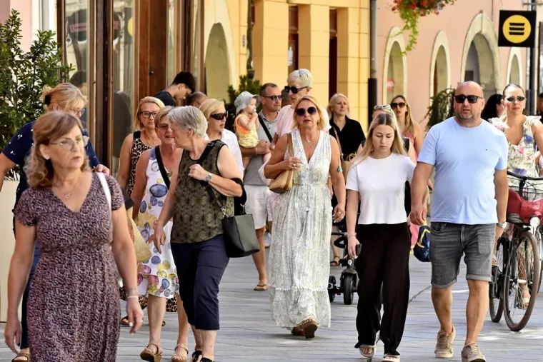 Dok temperature rastu, Varaždinke biraju provjereni klasik: Lepr&scaron;ave haljine preuzele su &scaron;picu