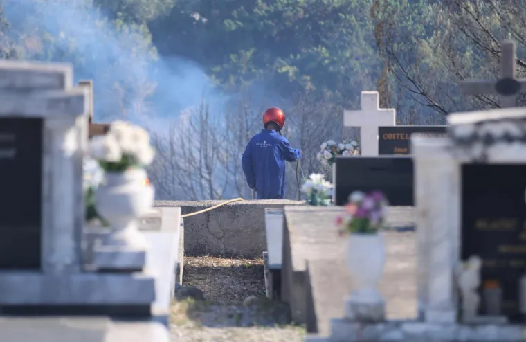 Pogledajte kakva je pusto&scaron; ostala iza požara u Vini&scaron;ću: Vatra do&scaron;la nadomak kuća i groblja