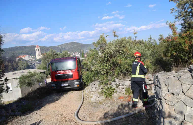Pogledajte kakva je pusto&scaron; ostala iza požara u Vini&scaron;ću: Vatra do&scaron;la nadomak kuća i groblja