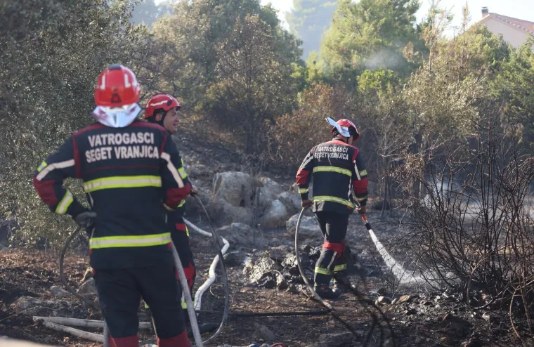 Pogledajte kakva je pusto&scaron; ostala iza požara u Vini&scaron;ću: Vatra do&scaron;la nadomak kuća i groblja