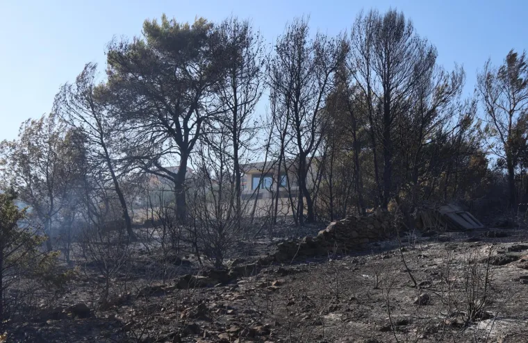 Pogledajte kakva je pusto&scaron; ostala iza požara u Vini&scaron;ću: Vatra do&scaron;la nadomak kuća i groblja