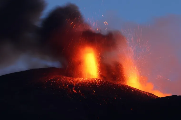 Etna se probudila! Lava izlazi iz najvi&scaron;eg aktivnog vulkana u Europi: Brojni avioni spu&scaron;teni na zemlju