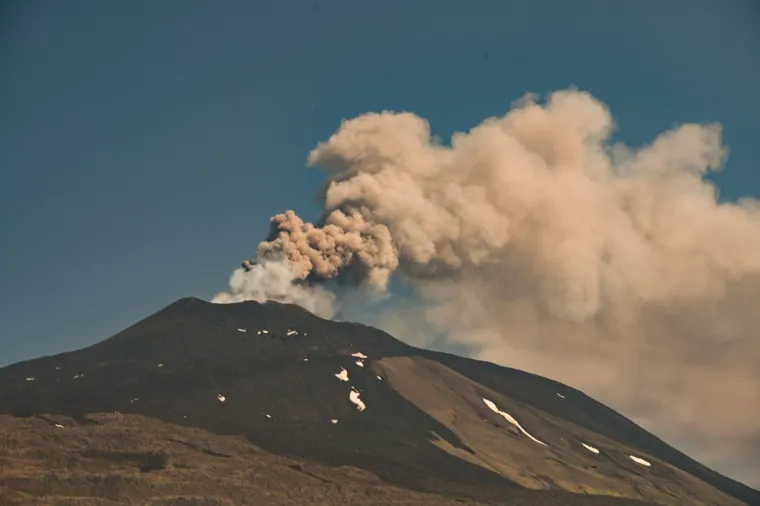 Etna se probudila! Lava izlazi iz najvi&scaron;eg aktivnog vulkana u Europi: Brojni avioni spu&scaron;teni na zemlju