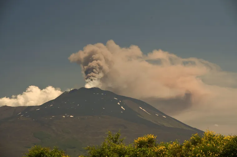 Etna se probudila! Lava izlazi iz najvi&scaron;eg aktivnog vulkana u Europi: Brojni avioni spu&scaron;teni na zemlju