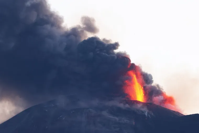 Etna se probudila! Lava izlazi iz najvi&scaron;eg aktivnog vulkana u Europi: Brojni avioni spu&scaron;teni na zemlju