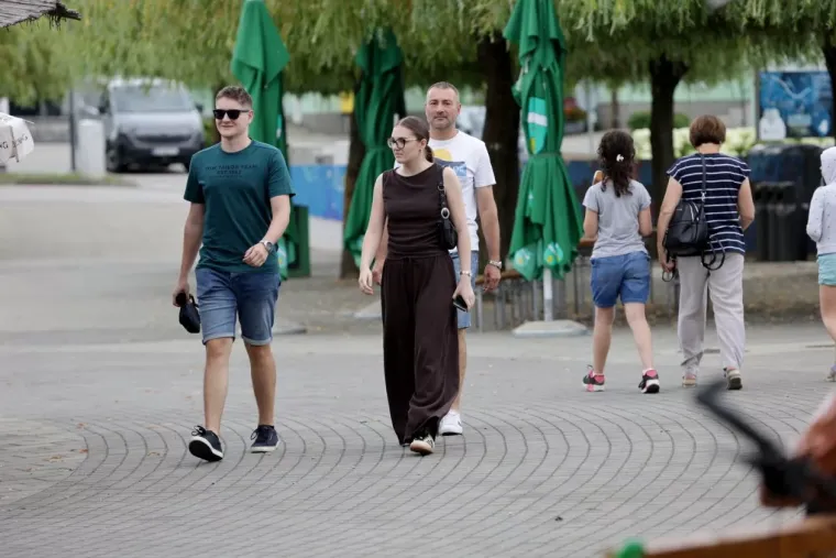Svi su gledali u noge nasmijane plavu&scaron;e: Kad vidite fotografiju, bit će vam jasno i za&scaron;to