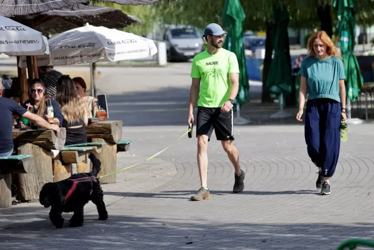 Svi su gledali u noge nasmijane plavu&scaron;e: Kad vidite fotografiju, bit će vam jasno i za&scaron;to
