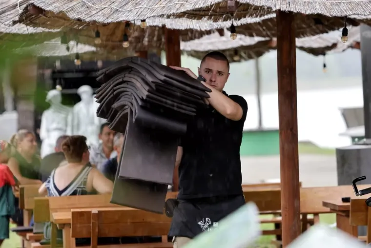 Svi su gledali u noge nasmijane plavu&scaron;e: Kad vidite fotografiju, bit će vam jasno i za&scaron;to