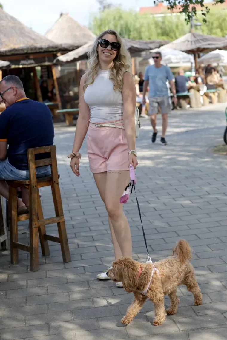 Svi su gledali u noge nasmijane plavu&scaron;e: Kad vidite fotografiju, bit će vam jasno i za&scaron;to