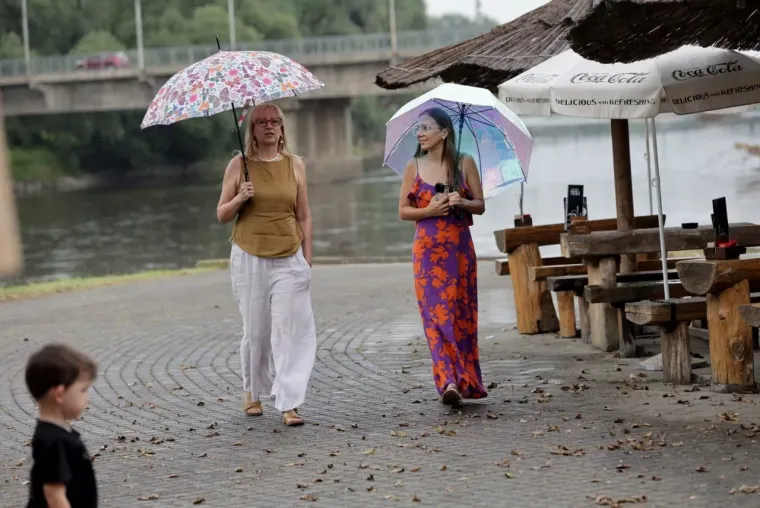 Svi su gledali u noge nasmijane plavu&scaron;e: Kad vidite fotografiju, bit će vam jasno i za&scaron;to
