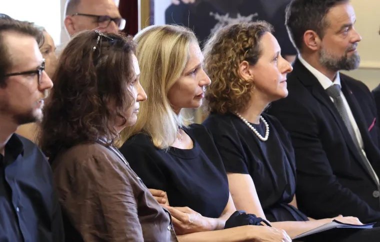 Emotivni prizori iz HNK-a: Kolege, prijatelji i suradnici oprostili se od Zrinka Ogreste