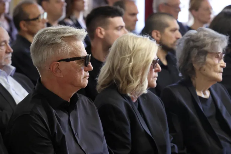 Emotivni prizori iz HNK-a: Kolege, prijatelji i suradnici oprostili se od Zrinka Ogreste